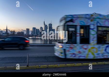 Skyline der Innenstadt von Frankfurt am Main, Straßenbahn auf der Ignatz Bubis Brücke, Dämmerung, Main, Winter, Hessen, Deutschland Stockfoto