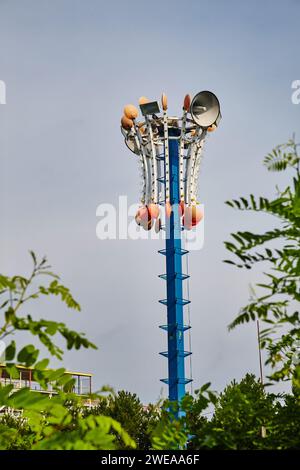 Blauer Beschallungsturm mit Lautsprechern in Parkstellung Stockfoto