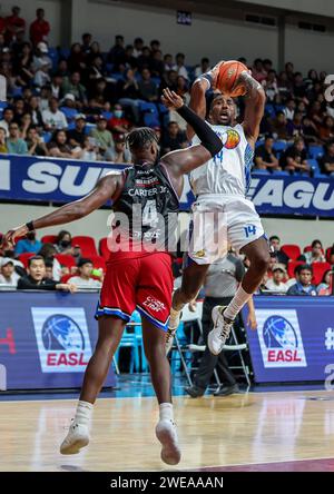 Manila, Philippinen. Januar 2024. Rondae Hollis-Jefferson (R) von der Philippinen TNT Tropang Giga tritt während des Spiels zwischen TNT Tropang Giga von den Philippinen und Anyang Jung Kwan Jang Red Boosters von Südkorea in der Ostasien Super League 2023-2024 in Manila, den Philippinen, am 24. Januar 2024 an. Quelle: Rouelle Umali/Xinhua/Alamy Live News Stockfoto