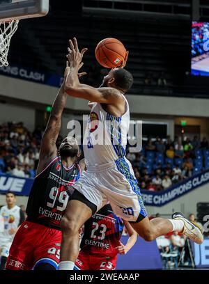 Manila, Philippinen. Januar 2024. Rahlir Hollis-Jefferson (Front) von TNT Tropang Giga der Philippinen tritt während des Spiels zwischen TNT Tropang Giga von den Philippinen und Anyang Jung Kwan Jang Red Boosters von Südkorea in der Ostasien Super League 2023-2024 in Manila, den Philippinen, am 24. Januar 2024 an. Quelle: Rouelle Umali/Xinhua/Alamy Live News Stockfoto