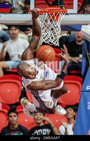 Manila, Philippinen. Januar 2024. Rondae Hollis-Jefferson von den Philippinen TNT Tropang Giga dunks während des Spiels zwischen TNT Tropang Giga von den Philippinen und Anyang Jung Kwan Jang Red Boosters von Südkorea in der Ostasien Super League 2023-2024 Saison in Manila, den Philippinen, 24. Januar 2024. Quelle: Rouelle Umali/Xinhua/Alamy Live News Stockfoto