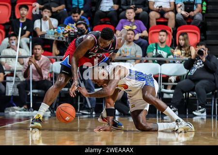 Manila, Philippinen. Januar 2024. Jamil Wilson (L) von Südkoreas Anyang Jung Kwan Jang Red Boosters tritt während des Spiels zwischen TNT Tropang Giga von den Philippinen und Anyang Jung Kwan Jang Red Boosters von Südkorea in der Ostasien Super League 2023-2024 in Manila, den Philippinen, am 24. Januar 2024 an. Quelle: Rouelle Umali/Xinhua/Alamy Live News Stockfoto