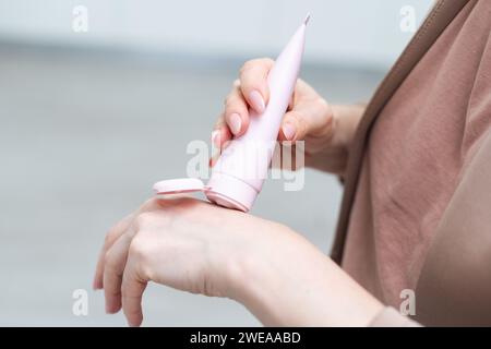 Eine Frau mittleren Alters Anwendung Handcreme Stockfoto