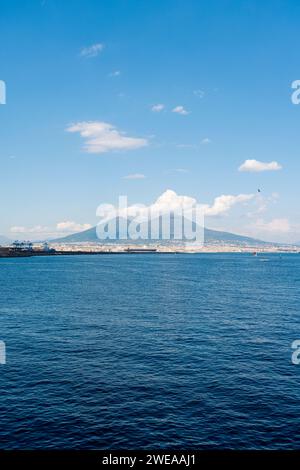 Foto in der Stadt Neapel, Italien, mit Blick auf den Vesuv und das Meer von Neapel Stockfoto
