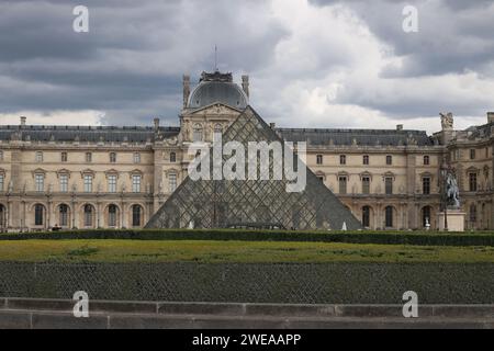 Bild vom Louvre in Paris. Über den Garten mit Blick auf die Burg und die Pyramide vor der Burg. Stockfoto