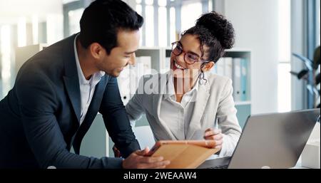 Diskussion, Laptop- und Geschäftsleute im Büro, die für ein Collaboration-Projekt recherchieren. Technologie, Teamarbeit und professionelle Anwälte arbeiten Stockfoto