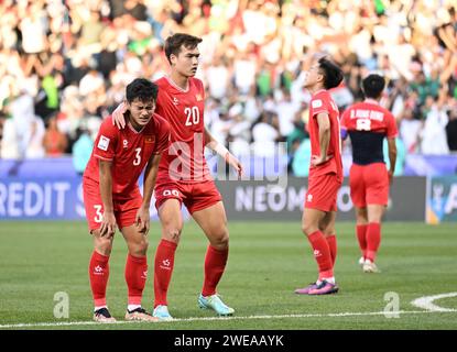 Doha. Januar 2024. Spieler aus Vietnam reagieren, nachdem sie beim Spiel der Gruppe D zwischen dem Irak und Vietnam beim AFC Asiencup Qatar 2023 im Jassim bin Hamad Stadium in Doha, Katar, am 24. Januar 2024 ein Ergebnis verloren haben. Quelle: Sun Fanyue/Xinhua/Alamy Live News Stockfoto