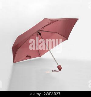 Geöffneter Schirm isoliert auf weißem Hintergrund mit Beschneidungspfad. Regenschirm mit Griff für Modell. Kopierbereich, Designvorlage für Modell, Branding Stockfoto