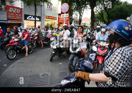 24. Januar 2024, Vietnam, Ho-Chi-Minh-Stadt (saigon): In Ho-Chi-Minh-Stadt sind zahlreiche Motorroller unterwegs. In den meisten Großstädten Südostasiens sind die Hauptstraßen oft mit Fahrzeugen überlastet. Foto: Bernd von Jutrczenka/dpa Stockfoto