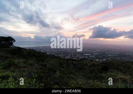 Foto auf dem Vesuv, Italien, mit Blick auf den Sonnenuntergang der gesamten Stadt Neapel. Stockfoto