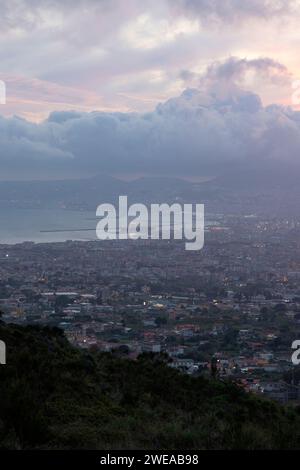 Foto auf dem Vesuv, Italien, mit Blick auf den Sonnenuntergang der gesamten Stadt Neapel. Stockfoto