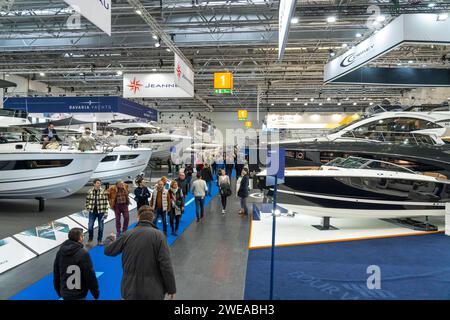 Motorboote auf der BOOT 2024, größte Yacht- und Wassersportmesse der Welt in Düsseldorf, NRW, Deutschland BOOT Messe *** Motorboote auf der BOOT 2024, der weltweit größten Yacht- und Wassersportmesse in Düsseldorf, NRW, Deutschland BOOT Messe Stockfoto