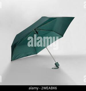 Geöffneter Schirm isoliert auf weißem Hintergrund mit Beschneidungspfad. Regenschirm mit Griff für Modell. Kopierbereich, Designvorlage für Modell, Branding Stockfoto