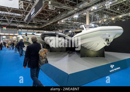 Motorboote, auf der BOOT 2024, größte Yacht- und Wassersportmesse der Welt in Düsseldorf, NRW, Deutschland BOOT Messe *** Motorboote, auf der BOOT 2024, der weltgrößten Yacht- und Wassersportmesse in Düsseldorf, NRW, Deutschland BOOT Messe Stockfoto