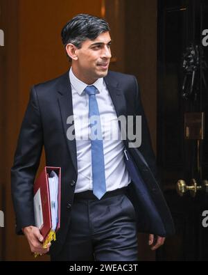 London, Großbritannien. Januar 2024. Rishi Sunak, Abgeordneter, Premierminister des Vereinigten Königreichs, verlässt die Downing Street 10, um heute an den Fragen des Premierministers (PMQ) im Parlament teilzunehmen. Quelle: Imageplotter/Alamy Live News Stockfoto