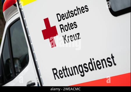 Der Schriftzug Deutsches Rotes Kreuz und Rettungsdienst ist auf einem Einsatzfahrzeug eines Rettungswagens zu sehen. Unterkirnach Baden-Württemberg Deutschland *** die Aufschrift Deutsches Rotes Kreuz und Rettungsdienst ist auf einem Rettungsfahrzeug des Ambulanzwagens Unterkirnach Baden Württemberg zu sehen Stockfoto