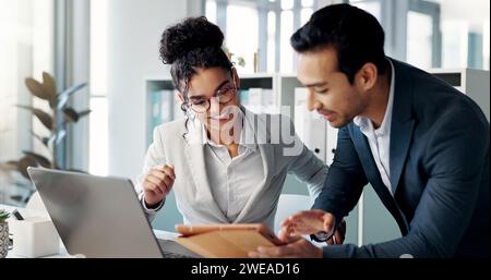 Diskussion, Laptop- und Geschäftsleute im Büro, die für ein Collaboration-Projekt recherchieren. Technologie, Teamarbeit und professionelle Anwälte arbeiten Stockfoto