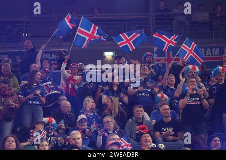 Köln, Deutschland. Januar 2024. KÖLN, DEUTSCHLAND - 24. JANUAR: Islandfans beim EHF Euro 2024 Hauptspiel der Männer zwischen Österreich und Island in der Lanxess Arena am 24. Januar 2024 in Köln. Foto: Sanjin Strukic/PIXSELL Credit: Pixsell/Alamy Live News Stockfoto