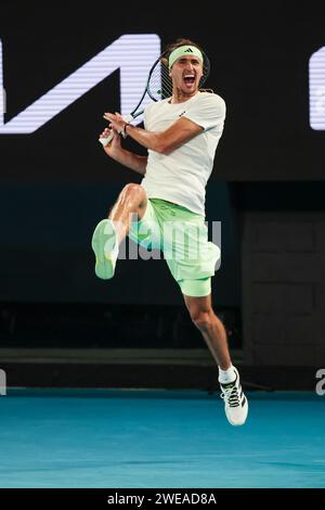 Melbourne, Australien. Januar 2024. Tennis: Grand Slam - Australian Open, Männer-Einzel, Viertelfinale. Zverev (Deutschland) - Alcaraz (Spanien). Alexander Zverev feiert. Frank Molter/dpa/Alamy Live News Stockfoto