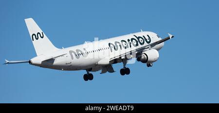 Teneriffa, Spanien 21. Januar 2024. Airbus A320-214. Marabu Airlines fliegt am blauen Himmel Stockfoto