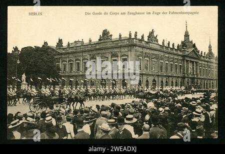 Europa, Deutschland, Berlin, unter den Linden, marschierendes Garde du Corps vor dem Zeughaus, Postkarte, verschickt 05. 01. 1915 , keine Verlagsangaben . Rechte werden nicht vertreten . / Europa, Deutschland, Berlin, unter den Linden, marschierende Gardes du Corps vor dem Arsenal, Postkarte, gesendet 05. 01. 1915, Verlag unbekannt. Es gibt keine Rechte . Stockfoto