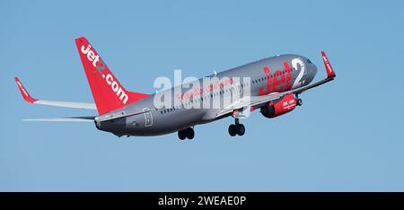 Teneriffa, Spanien 21. Januar 2024. Boeing 737-8MG. Jet2 Airlines Airlines fliegt am blauen Himmel Stockfoto