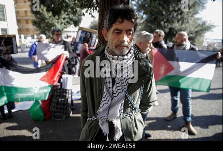 Neapel, Italien. Januar 2024. Neapel, der ehemalige PLO-Vertreter Omar Suleiman, ein langjähriger Bewohner der Stadt, protestiert auf der Piazza Municipio und fordert einen Waffenstillstand. Er kettete sich an einen Baum auf der Piazza Municipio vor dem Palazzo San Giacomo, um den Bürgermeister Gaetano Manfredi und den stadtrat zu bitten, ein Dokument zu veröffentlichen, in dem das Massaker an Palästinensern in Gaza durch die Armee und die israelische Luftwaffe verurteilt wird. "Ich werde hier bleiben, bis sie mich treffen oder zu einem Termin einladen." Quelle: Unabhängige Fotoagentur/Alamy Live News Stockfoto