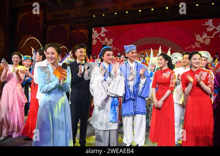 WUHAN, 24. Januar 2024 (Xinhua) - Schauspieler feiern nach ihrer Aufführung in Wuhan, Zentralchinas Provinz Hubei, 23. Januar 2024. Seit 2016 hat das Hubei Drama Art Theatre mehr als 150 Studenten der Chuju Opera, der Hanju Opera und der Huangmei Opera ausgewählt und rekrutiert, um Talente für Opern zu reservieren. Nach einem siebenjährigen Opernstudium und einem einjährigen Praktikum trat diese Gruppe junger Operndarsteller mit ihren besten Auftritten auf die Bühne der Abschlussgala. (Xinhua/Du Zixuan) Stockfoto