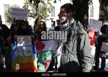 Neapel, Italien. Januar 2024. Neapel, der ehemalige PLO-Vertreter Omar Suleiman, ein langjähriger Bewohner der Stadt, protestiert auf der Piazza Municipio und fordert einen Waffenstillstand. Er kettete sich an einen Baum auf der Piazza Municipio vor dem Palazzo San Giacomo, um den Bürgermeister Gaetano Manfredi und den stadtrat zu bitten, ein Dokument zu veröffentlichen, in dem das Massaker an Palästinensern in Gaza durch die Armee und die israelische Luftwaffe verurteilt wird. "Ich werde hier bleiben, bis sie mich treffen oder zu einem Termin einladen." Quelle: Unabhängige Fotoagentur/Alamy Live News Stockfoto