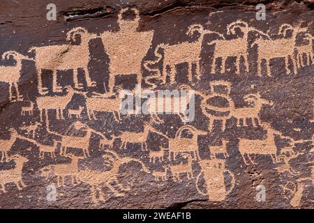 Die Petroglyphenplatte „Great Hunt“, Nine-Mile Canyon, Utah Stockfoto