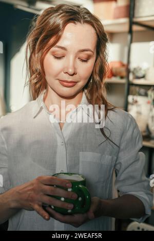 Schöne brünette Frau mit geschlossenen Augen, Kaffeepause Stockfoto