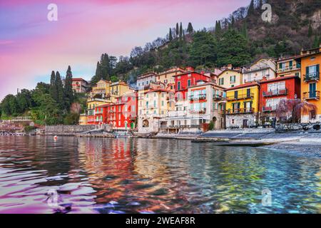 Varenna, Italien, Stadtblick auf den Comer See in der Abenddämmerung. Stockfoto