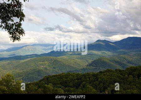 Ruhige Landschaft der Smoky Mountains, Green Hills und bewölkter Himmel Stockfoto