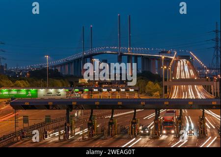 DARTFORD, KENT, UK - 21. MAI 2010: Blick auf die Queen Elizabeth II Brücke bei Nacht Stockfoto