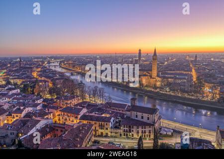 Verona, Italien Skyline an der Etsch in der Abenddämmerung. Stockfoto