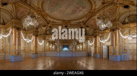 Paris, Frankreich - 08 10 2023: Museum Orsay. Blick auf die Festspielhalle des Museums Stockfoto