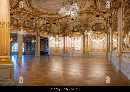 Paris, Frankreich - 08 10 2023: Museum Orsay. Blick auf die Festspielhalle des Museums Stockfoto