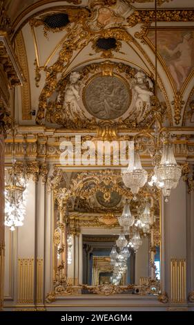 Paris, Frankreich - 08 10 2023: Museum Orsay. Blick auf die Festspielhalle des Museums Stockfoto