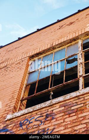 Urbaner Verfall und verlassenes Ziegelgebäude gegen Blue Sky, Toledo Stockfoto