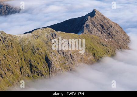 Yr Wydffa, Eryri, Cloud Inversion, am Crib Goch Ridge, Snowdonia, Nordwales Stockfoto