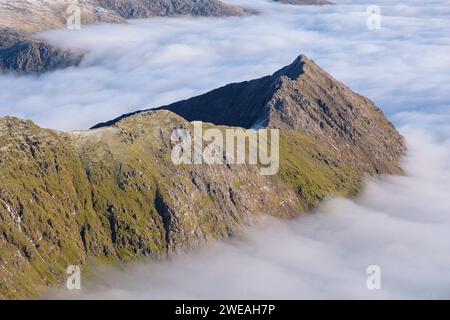 Yr Wydffa, Eryri, Cloud Inversion, am Crib Goch Ridge, Snowdonia, Nordwales Stockfoto
