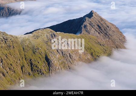 Yr Wydffa, Eryri, Cloud Inversion, am Crib Goch Ridge, Snowdonia, Nordwales Stockfoto