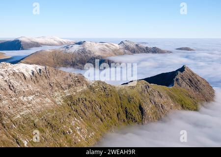 Wolkenumkehr, auf dem Crib Goch Ridge, der Glyderau und Carneddau, Gebirgszüge von Snowdonia, Eryri, Nordwales. Stockfoto
