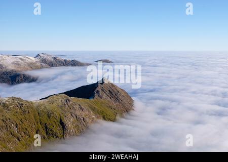 Yr Wydffa, Eryri, Cloud Inversion, am Crib Goch Ridge, Snowdonia, Nordwales Stockfoto