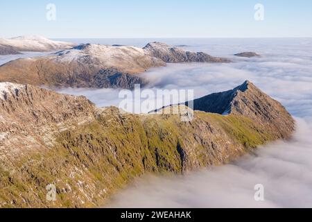 Wolkenumkehr, auf dem Crib Goch Ridge, der Glyderau und Carneddau, Gebirgszüge von Snowdonia, Eryri, Nordwales. Stockfoto