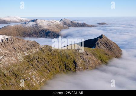 Wolkenumkehr, auf dem Crib Goch Ridge, der Glyderau und Carneddau, Gebirgszüge von Snowdonia, Eryri, Nordwales. Stockfoto