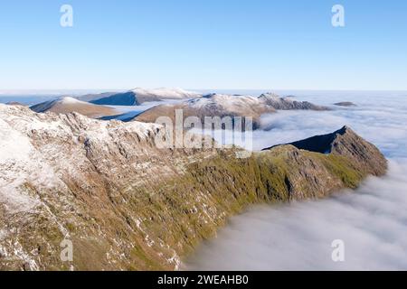Wolkenumkehr, auf dem Crib Goch Ridge, der Glyderau und Carneddau, Gebirgszüge von Snowdonia, Eryri, Nordwales. Stockfoto