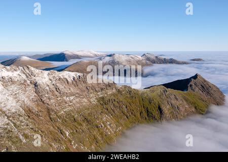 Wolkenumkehr, auf dem Crib Goch Ridge, der Glyderau und Carneddau, Gebirgszüge von Snowdonia, Eryri, Nordwales. Stockfoto