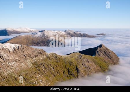 Wolkenumkehr, auf dem Crib Goch Ridge, der Glyderau und Carneddau, Gebirgszüge von Snowdonia, Eryri, Nordwales. Stockfoto