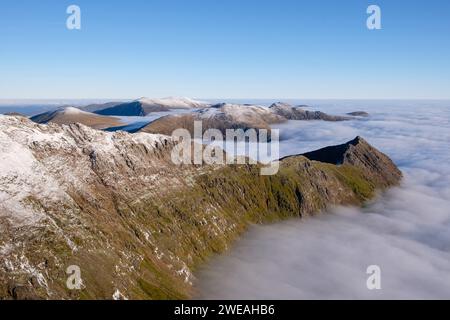 Wolkenumkehr, auf dem Crib Goch Ridge, der Glyderau und Carneddau, Gebirgszüge von Snowdonia, Eryri, Nordwales. Stockfoto